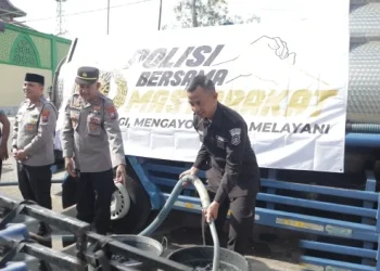 Atasi Kekeringan Di Blitar Polres Salurkan Ribuan Liter Air Bersih