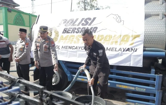 Atasi Kekeringan di Blitar, Polres Salurkan Ribuan Liter Air Bersih untuk Warga