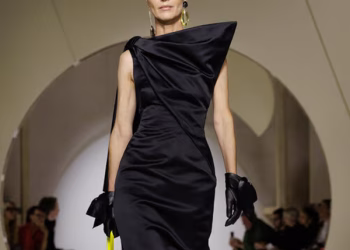 Debut Sarah Burton Di Givenchy Padukan Struktural Dekonstruktif Dan Fantasi