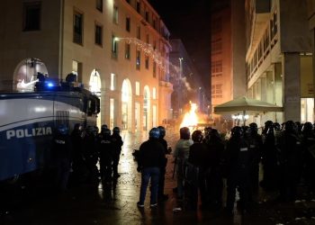 Demo Biaya Hidup Di Italia Berujung Kericuhan Mobil Polisi Diamuk