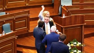 Dihujani Telur saat Berpidato di Parlemen, PM Kosovo Albin Kurti Diserang Politisi Oposisi
