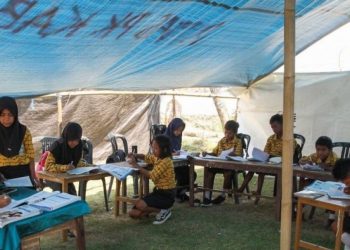 Dua Bulan Pascagempa Warga Ntt Masih Bertahan Di Tenda Pengungsian