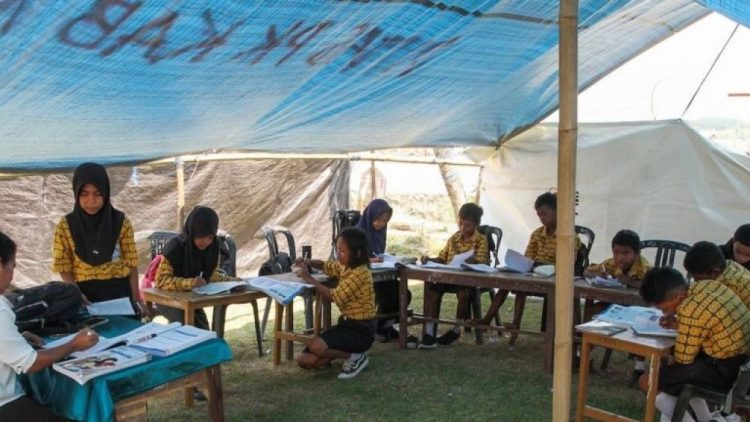 Dua Bulan Pascagempa Warga Ntt Masih Bertahan Di Tenda Pengungsian
