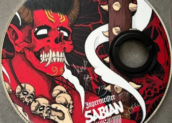 Edy Khemod Lelang Drum Head Seringai Demi Aksi Kemanusiaan Korban
