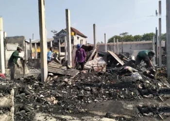 Gotong Royong Pedagang Dan Warga Bersihkan Puing Kebakaran Pasar Desa