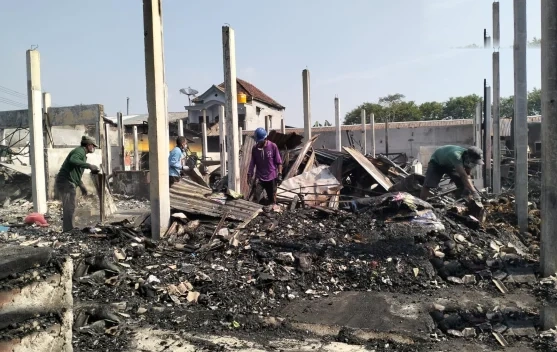 Gotong Royong Pedagang Dan Warga Bersihkan Puing Kebakaran Pasar Desa