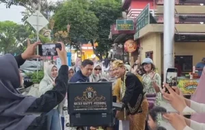 Heboh Pengantin Nyasar di Kayutangan Malang Buat Warga dan Wisatawan Heran