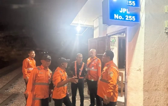 KAI Daop 7 Sisir Perlintasan Kereta Api Malam Hari Demi Jamin Keselamatan Penumpang