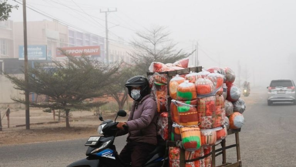 Kabut Asap Karhutla Mencekik Pendapatan Pedagang UMKM dan Ojol