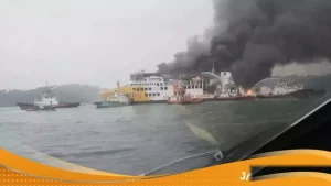 Kapal Feri Terbakar Hebat Berjam-jam di Perairan Merak Pasca Seluruh Penumpang Dievakuasi