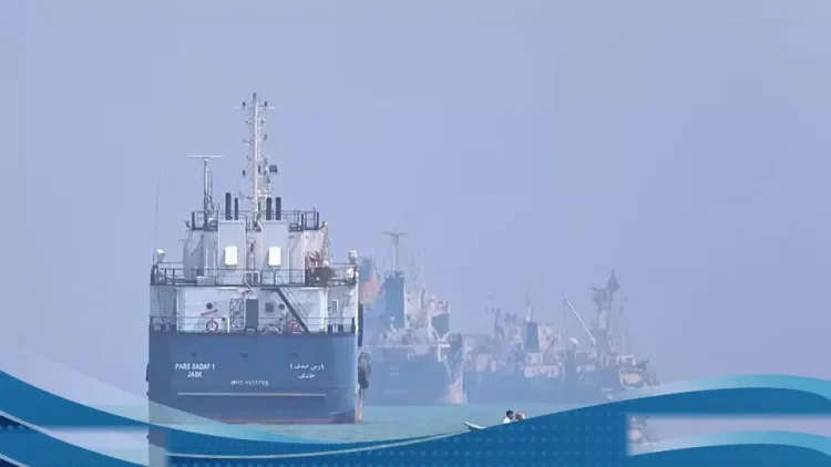 Kapal Tanker Terbakar Akibat Hantam Ranjau Laut Di Selat Hormuz