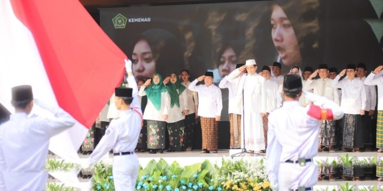 Kemenag Resmikan Gerakan Bersarung Sepekan Sekali Demi Merawat Budaya Nusantara