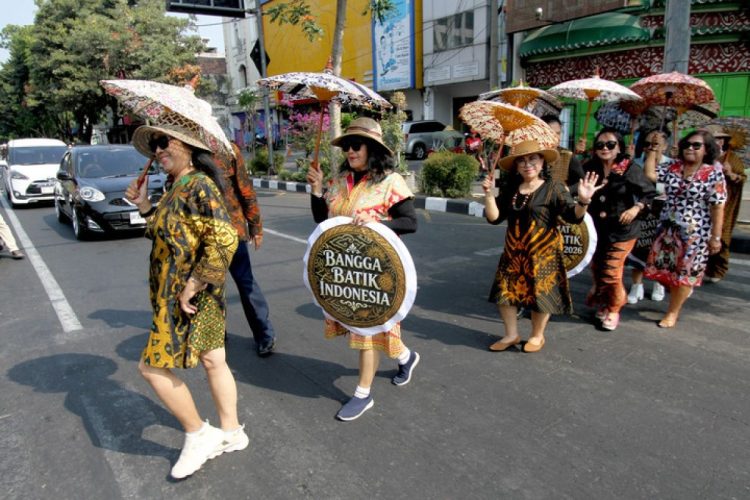 Kemeriahan Perayaan Hari Batik Nasional Warnai Kota Solo