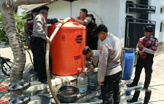 Krisis Air Bersih Di Sentul Polres Blitar Kota Turun Tangan