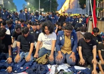 Massa Aksi Trisakti Tutup Demonstrasi Dengan Salat Berjemaah Di Jalan