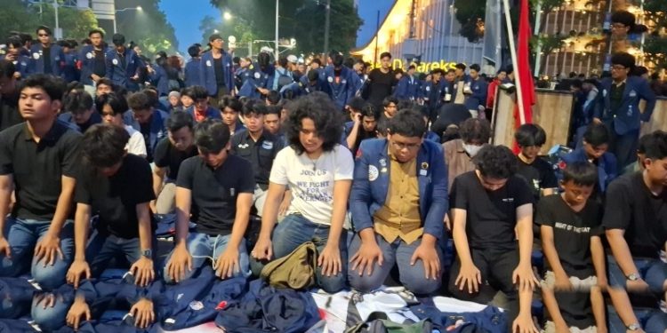 Massa Aksi Trisakti Tutup Demonstrasi Dengan Salat Berjemaah Di Jalan