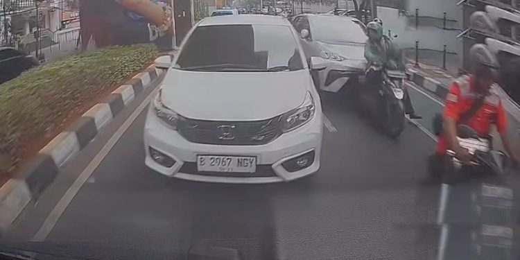 Mobil Listrik Byd Atto 3 Tabrak Mobil Dan Lindas Pengemudi