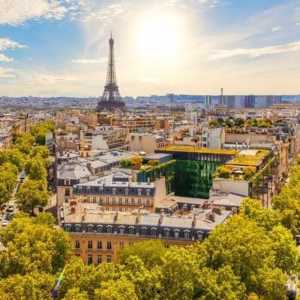 Panggung Paris Fashion Week Bergoyang Antara Gelora Tren dan Tensi Industri