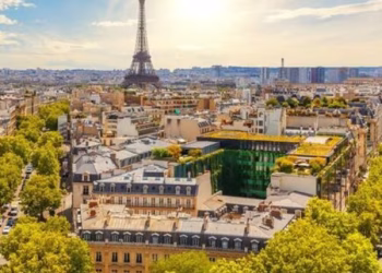Panggung Paris Fashion Week Bergoyang Antara Gelora Tren Dan Tensi