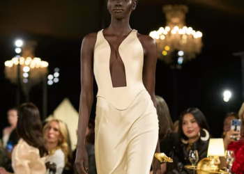Paris Fashion Week Rilisan Siap Pakai Schiaparelli Dan Tranformasi Monokromatik