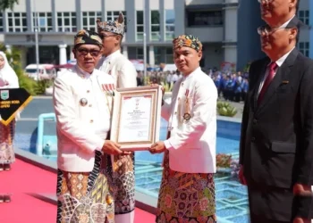 Pemkot Batu Beri Penghargaan Lencana Hakaryo Guno Mamayu Bawono Untuk