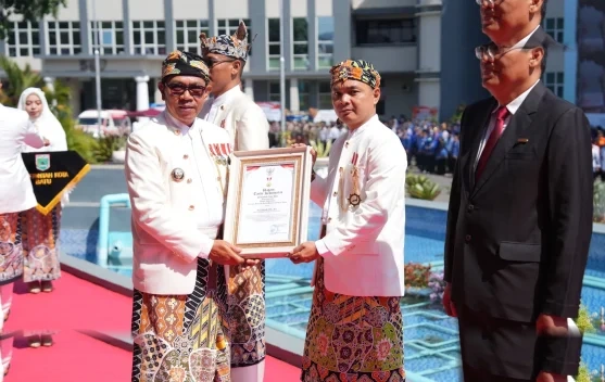 Pemkot Batu Beri Penghargaan Lencana Hakaryo Guno Mamayu Bawono untuk Sosok Berjasa