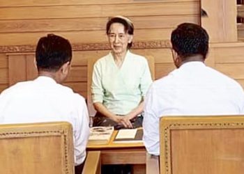 Penampakan Perdana Aung San Suu Kyi Terima Paket Penguasa Inggris
