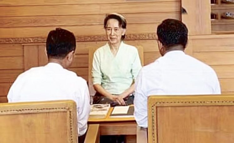 Penampakan Perdana Aung San Suu Kyi Terima Paket Penguasa Inggris