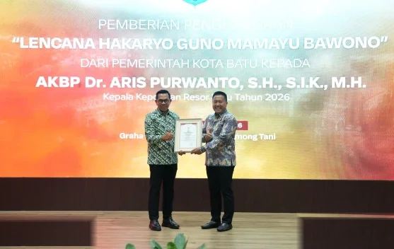 Pengabdian Amankan Kota Wisata, Kapolres Batu AKBP Aris Purwanto Diberi Lencana Emas Pemkot