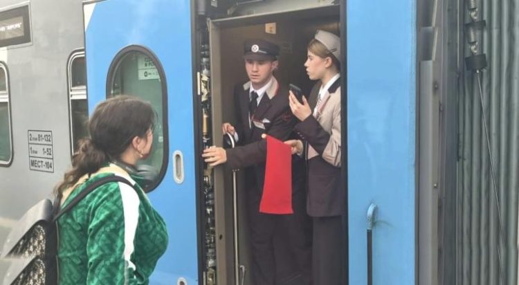 Pintu Kereta Macet Penumpang Ini Nyaris Terbawa Hingga St Petersburg