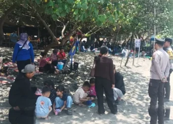 Polisi Imbau Wisatawan Pantai Serang Blitar Ekstra Awasi Anak Di