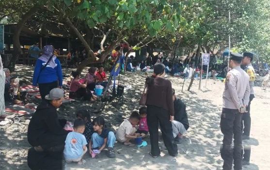 Polisi Imbau Wisatawan Pantai Serang Blitar Ekstra Awasi Anak Di