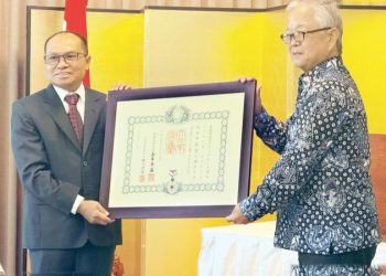 Rektor Uiii Terima Bintang Tanda Jasa Resmi Dari Dubes Jepang