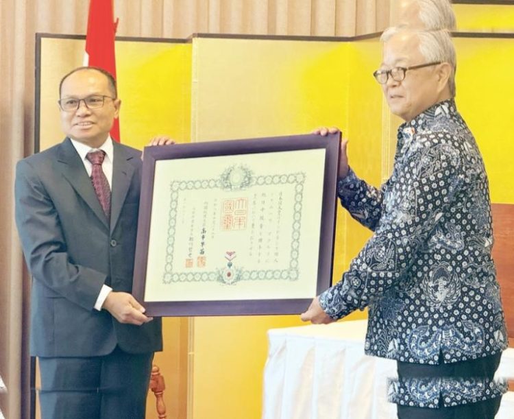 Rektor Uiii Terima Bintang Tanda Jasa Resmi Dari Dubes Jepang