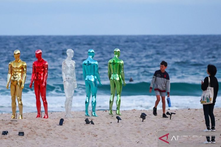 Ribuan Karya Seni Unik Penuhi Pesisir Pantai Pameran Sculpture By