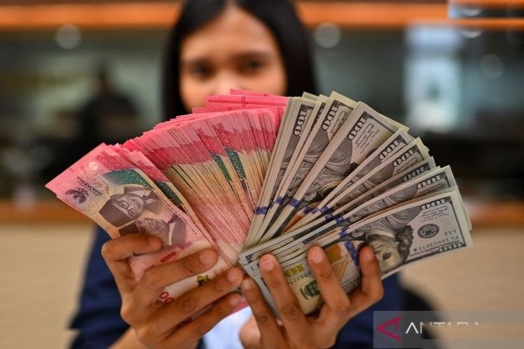 Rupiah Menguat Saat Investor Wait And See Risalah Fomc