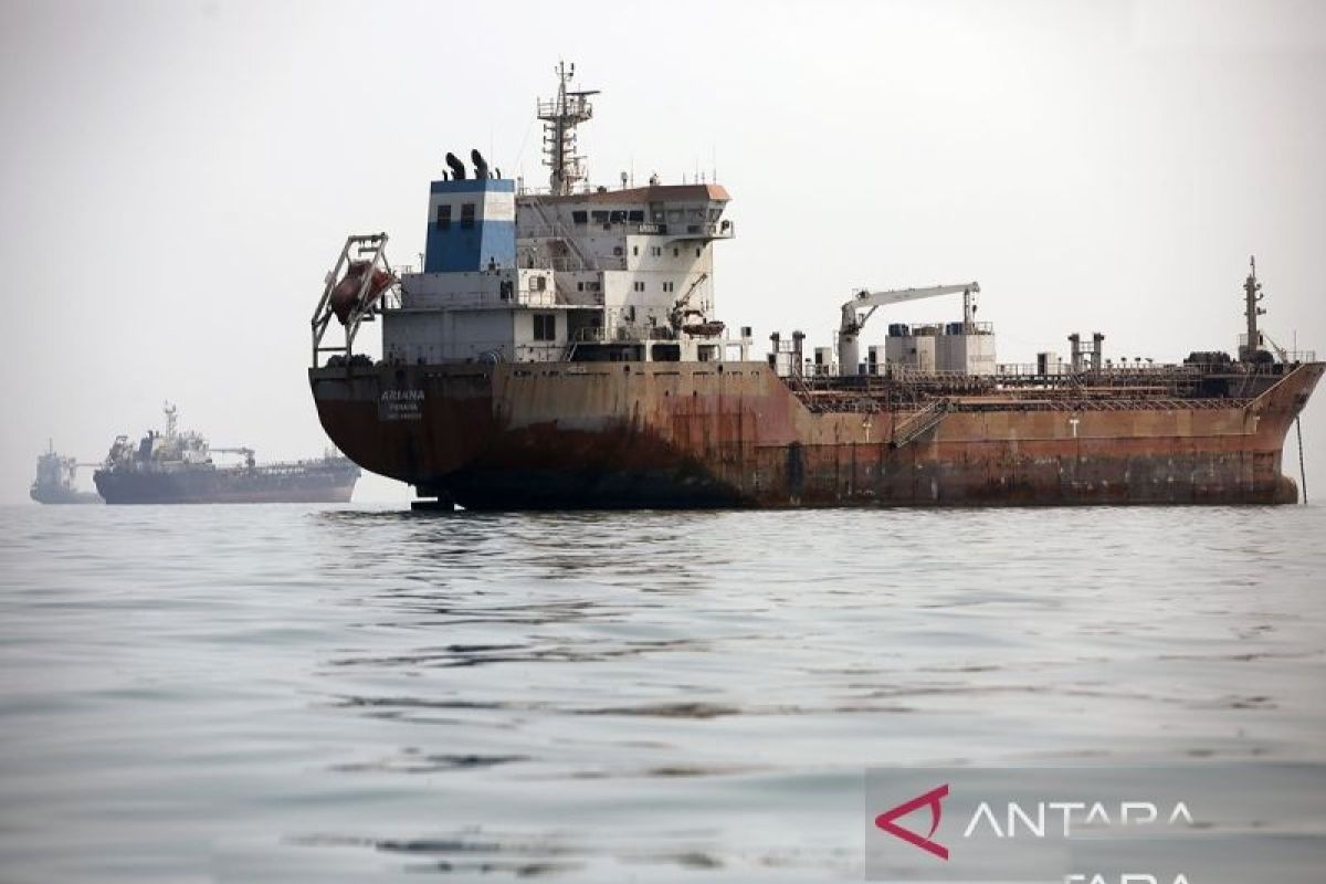 Supertanker Pelanggar Aturan Terbakar Usai Dihantam Di Selat Hormuz