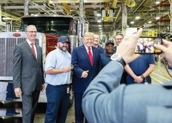 Trump Rayu Pemilih Lansia Lewat Janji Bantuan Dana Kesehatan