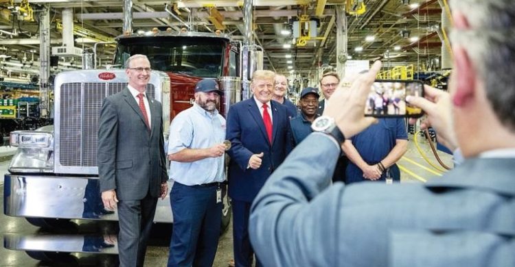 Trump Rayu Pemilih Lansia Lewat Janji Bantuan Dana Kesehatan