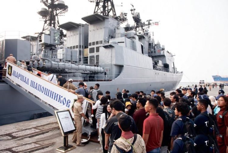 Warga Antusias Serbuan Kapal Perang Rusia Dalam Gelaran Open Ship