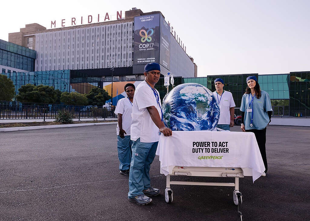Greenpeace activists brought an installation representing planet Earth on life support to the UN Biodiversity Conference (CBD COP17) on Tuesday morning. Lying on a hospital stretcher and connected to wires, the planet delivered a direct message to Ministers arriving for the opening of the High-Level Segment: Their response must match the scale of the biodiversity crisis. Further delay is not an option.
Romulo Batista, Syahrul Fitra, Fransiska Rosari, Clarita Rossy and Ursula Bittner in the images.