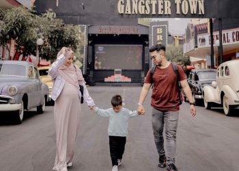 Foto Bersama Dengan Buah Hati Di Gangster Town Museum Angkut