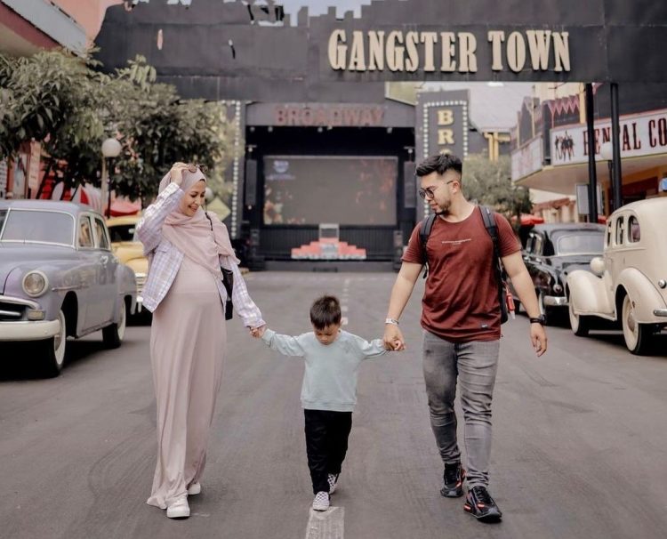 Foto Bersama Dengan Buah Hati Di Gangster Town Museum Angkut