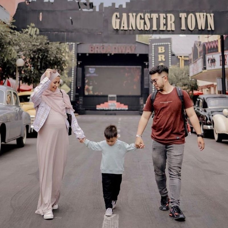 Foto Bersama Dengan Buah Hati Di Gangster Town Museum Angkut