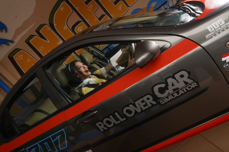 Rasakan Sensasi Mobil Terguling Di Rollover Car Simulator Museum Angkut! Edukasi Keselamatan Seru Untuk Keluarga