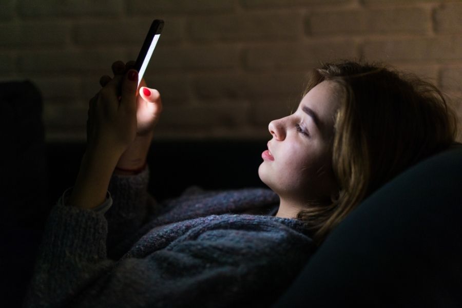 Waspada Inilah 6 Bahaya Main Hp Sebelum Tidur Bagi Kesehatan