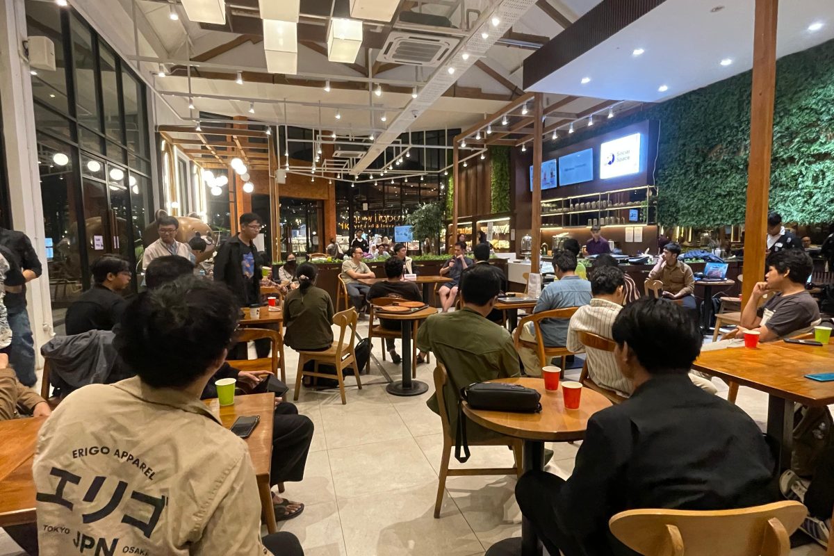 Perwakilan Garena berdiskusi dengan komunitas Game Developer Malang dalam acara MBG 2026.