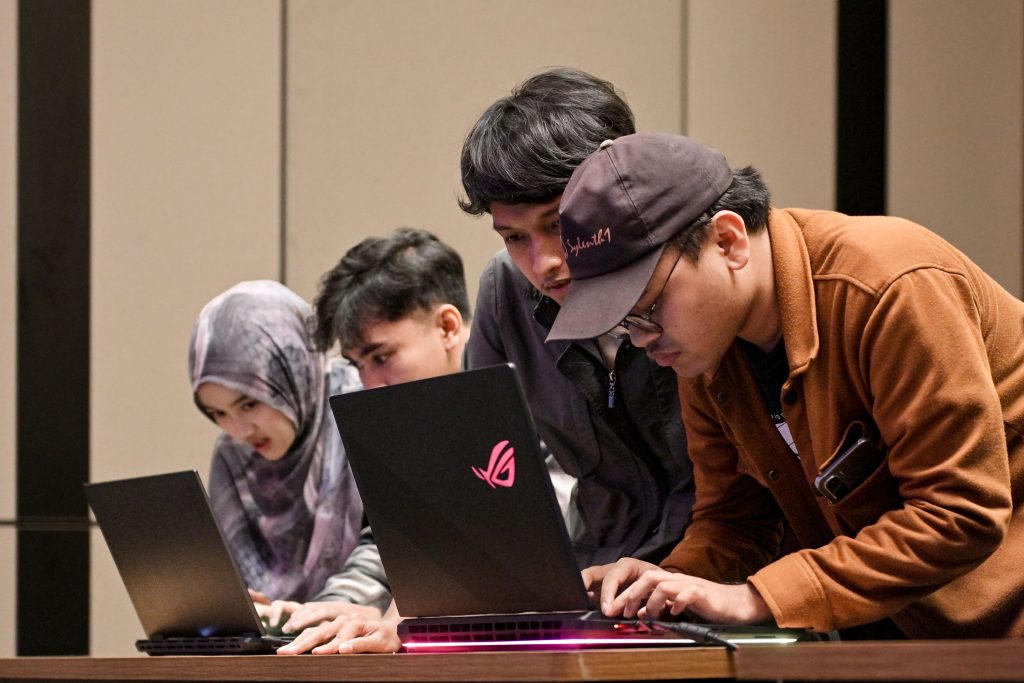 Peserta ROG AI Masterclass menjajal langsung laptop gaming ROG dalam sesi hands-on di Kota Malang. Kegiatan ini menjadi bagian dari agenda yang memperkenalkan pemanfaatan perangkat untuk kebutuhan gaming, produktivitas, pembuatan konten, hingga aktivitas berbasis AI. (Dok. ASUS)