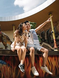 Duduk Santai Pasangan