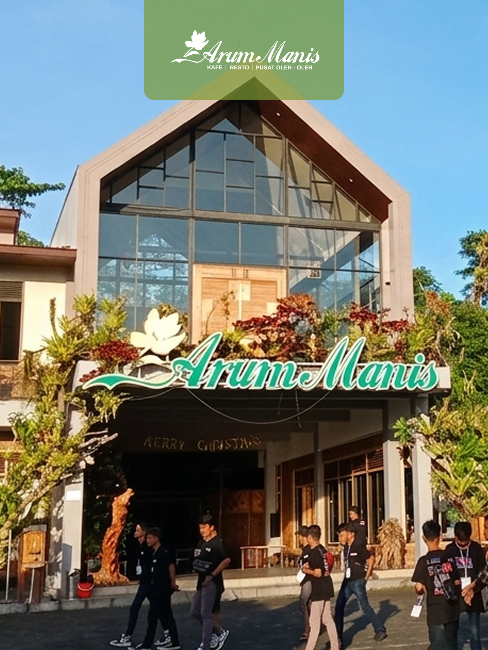 Anak Naik Patung Dinosaurus